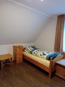 Ein Bett oder Betten in einem Zimmer der Unterkunft Gästehaus Atrico Surwold