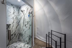 Vannituba majutusasutuses Sequoia Studio Suites