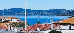 een uitzicht op een stad met een grote hoeveelheid water bij GREGORIHOUSE in Anguillara Sabazia