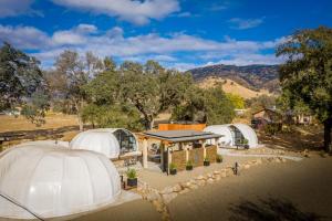 uma vista aérea de três cúpulas num campo em Sequoia Studio Suites em Three Rivers