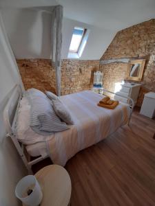 Un pat sau paturi într-o cameră la La remise à calèches / The carriage house