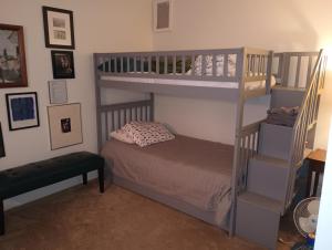 1 dormitorio con 2 literas y 1 cama en 13 Hills Bed & Breakfast, en South Acworth