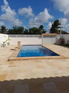 uma piscina no meio de um pátio em Bela casa de Veraneio - faça sua reserva. em Lucena