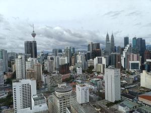 een luchtzicht op een grote stad met hoge gebouwen bij Times Square Apartment By Skyline in Kuala Lumpur