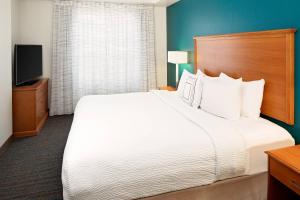 uma grande cama branca num quarto de hotel em Residence Inn Harrisburg Hershey em Harrisburg