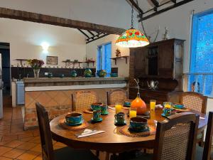 a wooden table with chairs and a dining room at Casa chalet Campestre 2km in Villa de Leyva