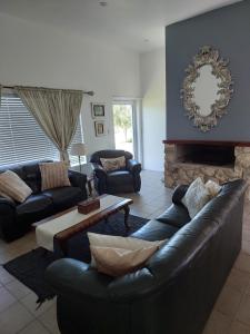 sala de estar con sofá y chimenea en Lieflappie❤, en Stilbaai