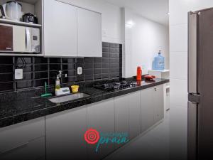 Dapur atau dapur kecil di Sua Casa de Praia +33 gambar