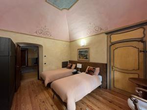 アオスタにあるCasa di Sant'Anselmo - Le Volte - CIR VDA AOSTA 0190のベッド2台が備わる客室で、