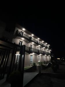 ein beleuchtetes Gebäude mit Licht in der Nacht in der Unterkunft Emma Hotel Bologna Fiera in Bologna