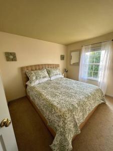 a bedroom with a bed and a window at Family home on fescue in Aurora
