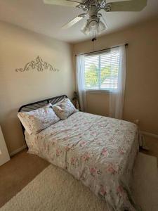 a bedroom with a bed and a ceiling fan at Family home on fescue in Aurora