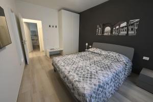 een slaapkamer met een bed in een kamer bij Ca' Milla Apartment Noale Centro Storico in Noale