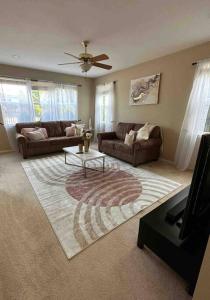 uma sala de estar com dois sofás e uma mesa de centro em Family home on fescue em Aurora