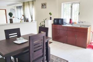 cocina y comedor con mesa y microondas en Attractive 1 BR House in Bole Atlas en Addis Abeba