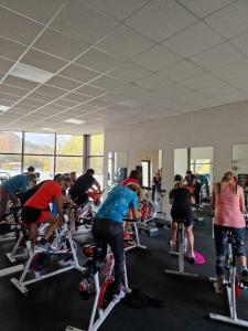 - un groupe de personnes à vélo dans une salle de sport dans l'établissement Tempo Hôtel, à Millau