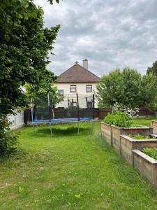 un patio con un jardín con una valla y una casa en Villa Kunterbunt, en Knittelfeld