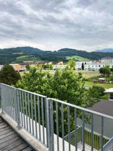 einen weißen Balkon mit Stadtblick in der Unterkunft Villa Kunterbunt in Knittelfeld