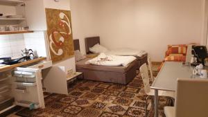 um pequeno quarto com uma pequena cama numa cozinha em Ctiy Home Peine em Peine