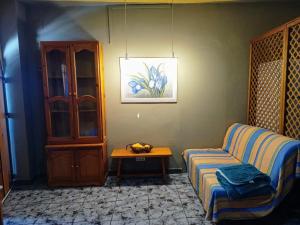 - un salon avec un canapé et une table dans l'établissement Casa Proyecto Pepe Bravo - Arte de manos y corazón, à Alozaina