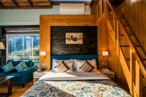 1 dormitorio con litera y sofá azul en Alt Life Luxe - Uppper Bhagsu Mcleodganj, en McLeod Ganj