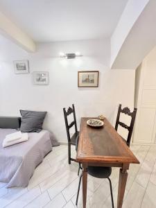 a dining room with a table and a bed at ADG Apartment 33 in Florence