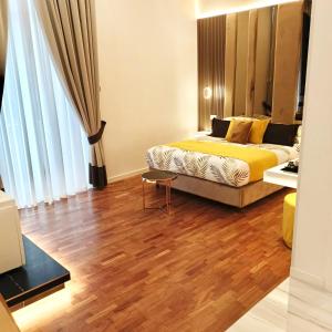 una camera con letto e pavimento in legno di La Lepre felice a Napoli