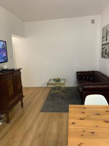 salon z kanapą i stołem w obiekcie Gold Box Apartament w Gdańsku