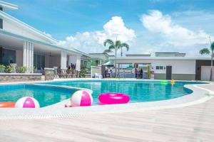 uma piscina com bolas cor-de-rosa e brancas em Brand new Townhouse for rent fully airconditioned, shared pool and community friendly 