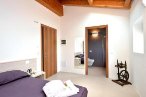a bedroom with a bed and a bathroom at Agriturismo Tre Forti in Rivoli Veronese