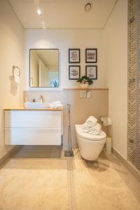 Koupelna v ubytování Cozy Apartment in Dubai Hills