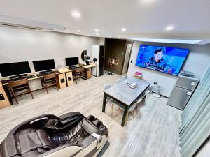 TV a/nebo společenská místnost v ubytování Series hotel