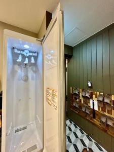 um frigorífico branco na casa de banho com WC em Series hotel em Gyeongju