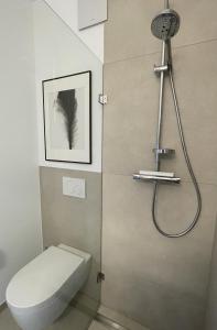 een badkamer met een toilet en een douche bij Stilvolles Zimmer mit Bad im historischen Stadtkern von Xanten in Xanten