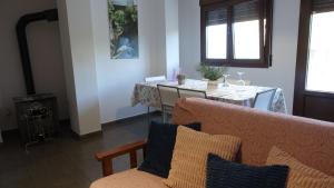 - un salon avec une table et un canapé dans l'établissement Casa Nieves-El retiro de los senderos, à Villahermosa del Río