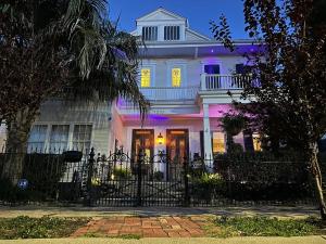 una casa bianca con luci rosa e viola di The Dragonfly Treme-Close to French Quarter-Heated Salt Pool a New Orleans