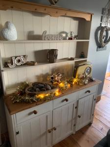 una encimera de cocina con luces de Navidad. en Hays cottage, en Halifax