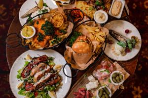 una mesa llena de platos de comida con diferentes alimentos en Quality Hotel Carlia en Uddevalla