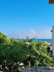 uma vista para o oceano a partir de uma varanda em Casa Oso em Vilanova i la Geltrú