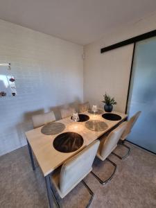 uma sala de jantar com mesa e cadeiras em Casa Oso em Vilanova i la Geltrú