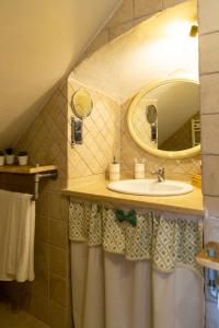een badkamer met een wastafel en een spiegel bij Il Pieddo in Vico del Gargano