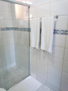 Een badkamer bij Quarto De Casal Econômico