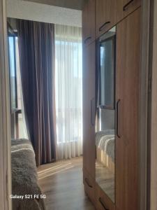 1 dormitorio con tocador con espejo y 2 camas en Apartment, en Tiflis