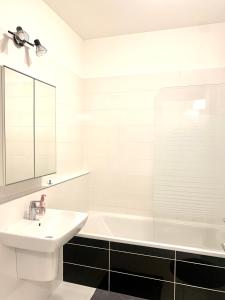 Et badeværelse på Westside Residence apartment - modern & peaceful - FREE GARAGE!