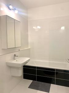 Et badeværelse på Westside Residence apartment - modern & peaceful - FREE GARAGE! + 36 billeder