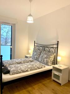 En eller flere senge i et værelse på Westside Residence apartment - modern & peaceful - FREE GARAGE!