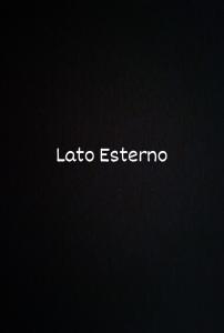 Znak mówiący latino ekstremalne na czarnym tle w obiekcie House Lurokè w Katanii