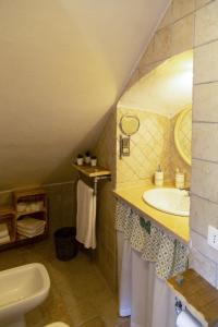 een badkamer met een wastafel en een toilet bij Il Pieddo in Vico del Gargano