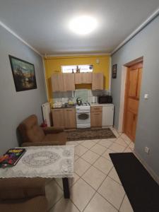 a living room with a table and a kitchen at Zacisze Sokolec in Ludwikowice Kłodzkie