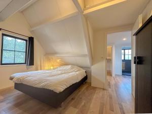 Un pat sau paturi într-o cameră la Dubbel genieten